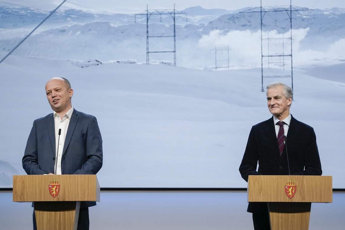 Sps parlamentariske leder trekker blant annet fram at regjeringen har måttet håndtere en strømkrise. Her er Sp-leder og finansminister Trygve Slagsvold Vedum og Ap-leder og statsminister Jonas Gahr Støre under en pressekonferanse om tiltak mot høyere strømpriser. Foto: Terje Pedersen / NTB Sps parlamentariske leder trekker blant annet fram at regjeringen har måttet håndtere en strømkrise. Her er Sp-leder og finansminister Trygve Slagsvold Vedum og Ap-leder og statsminister Jonas Gahr Støre under en pressekonferanse om tiltak mot høyere strømpriser. Foto: Terje Pedersen / NTB