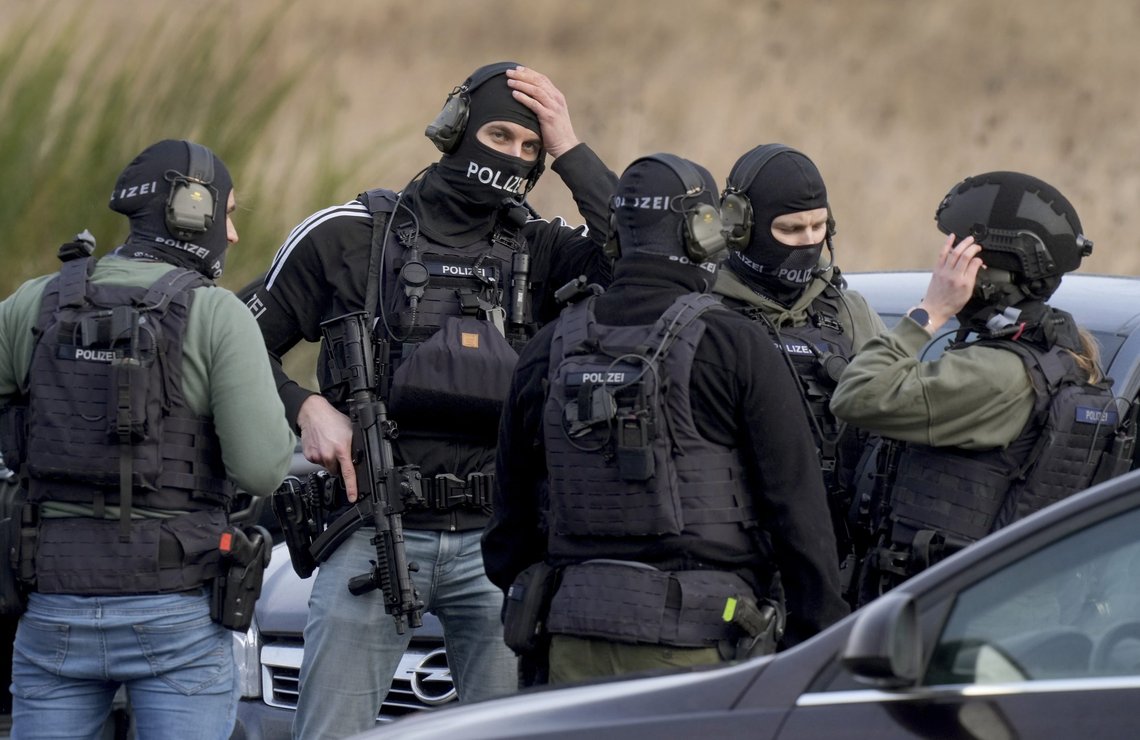 Tysk politi i aksjon i nærheten av åstedet for drapene i Kusel i delstaten Rheinland-Pfalz mandag. Foto: Michael Probst, AP / NTB. Tysk politi i aksjon i nærheten av åstedet for drapene i Kusel i delstaten Rheinland-Pfalz mandag. Foto: Michael Probst, AP / NTB.