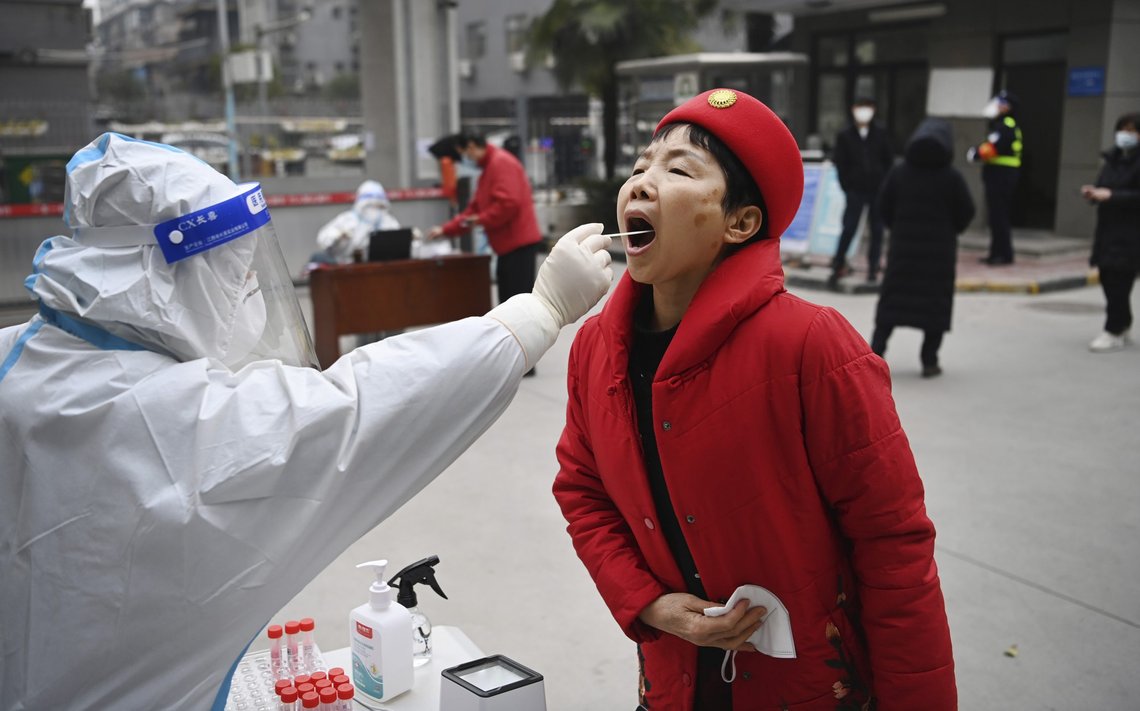 Strenge smitteregler er innført i mange kinesiske byer. Bildet viser en kvinne som tester seg i byen Xi'an i den nordvestlige Shaanxi-provinsen. Foto: Xinhua via AP / NTB Strenge smitteregler er innført i mange kinesiske byer. Bildet viser en kvinne som tester seg i byen Xi'an i den nordvestlige Shaanxi-provinsen. Foto: Xinhua via AP / NTB