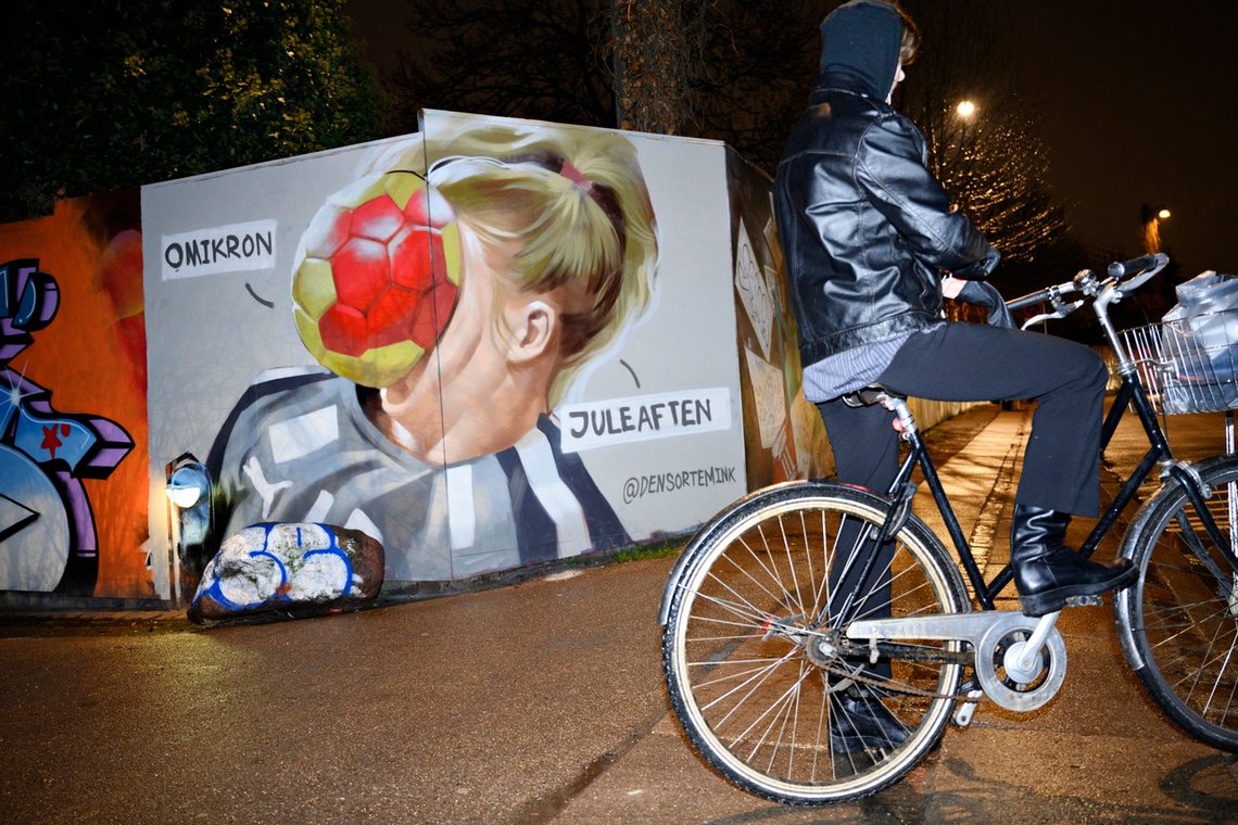 Graffiti med omikron og juleaften på plankeværket ved Christiania i København. Flere danske eksperter mener at omikron kan være veien ut av pandemien. Men enkelte eksperter advarer. Foto: Philip Davali / Ritzau Scanpix / NTB Graffiti med omikron og juleaften på plankeværket ved Christiania i København. Flere danske eksperter mener at omikron kan være veien ut av pandemien. Men enkelte eksperter advarer. Foto: Philip Davali / Ritzau Scanpix / NTB