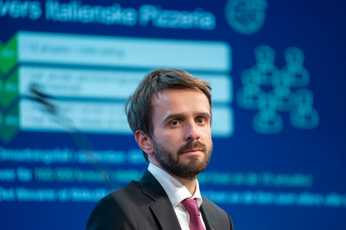 Jan Christian Vestre (Ap) lovte 30-70 arbeidsplasser og lokal vekst i Eidskog. Men kun 5 av de 23 ansatte så langt bor i Eidskog, og 1 i Kongsvinger. Foto: Terje Pedersen / NTB Jan Christian Vestre (Ap) lovte 30-70 arbeidsplasser og lokal vekst i Eidskog. Men kun 5 av de 23 ansatte så langt bor i Eidskog, og 1 i Kongsvinger. Foto: Terje Pedersen / NTB