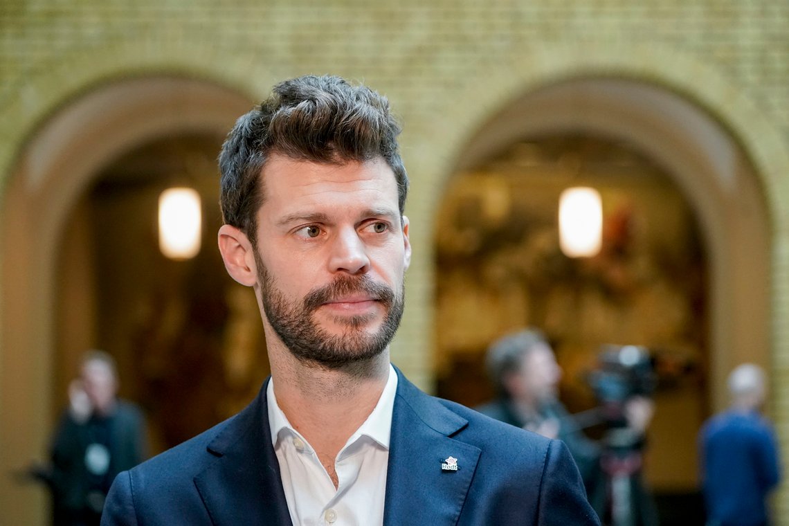 Leder i Rødt, Bjørnar Moxnes, i vandrehallen i Stortinget før lederne i Sp og Ap presenterer regjeringsplattformen i Hurdal. Foto: Terje Pedersen / NTB Leder i Rødt, Bjørnar Moxnes, i vandrehallen i Stortinget før lederne i Sp og Ap presenterer regjeringsplattformen i Hurdal. Foto: Terje Pedersen / NTB
