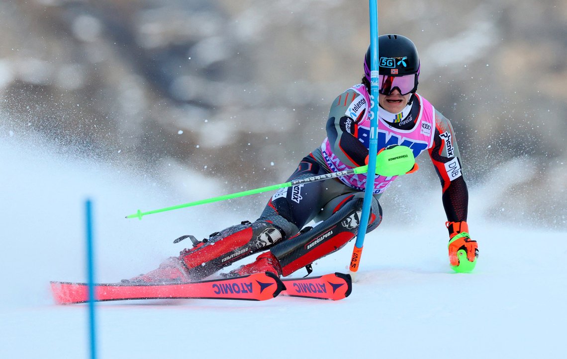 Fantastisk og historisk prestasjon av Lucas Braathen i Wengen: Fra 29. plass til seier. Henrik Kristoffersen ledet med sekunder, men kjørte ut rett før mål. Foto: REUTERS/ Denis Balibouse/ NTB Fantastisk og historisk prestasjon av Lucas Braathen i Wengen: Fra 29. plass til seier. Henrik Kristoffersen ledet med sekunder, men kjørte ut rett før mål. Foto: REUTERS/ Denis Balibouse/ NTB