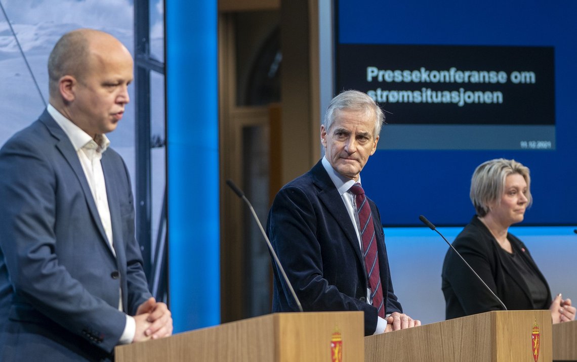 Oslo 20211211.
Regjeringen med statsminister Jonas Gahr Støre (Ap), finansminister Trygve Slagsvold Vedum (Sp) og olje- og energiminister Marte Mjøs Persen (Ap) t.h. legger fram en ordning som kan hjelpe folk med strømprisen.
Foto: Terje Pedersen / NTB Oslo 20211211.
Regjeringen med statsminister Jonas Gahr Støre (Ap), finansminister Trygve Slagsvold Vedum (Sp) og olje- og energiminister Marte Mjøs Persen (Ap) t.h. legger fram en ordning som kan hjelpe folk med strømprisen.
Foto: Terje Pedersen / NTB
