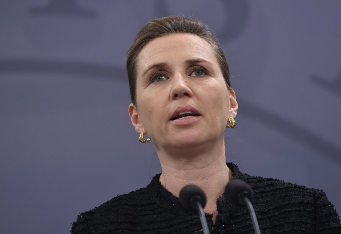 Danmarks sosialdemokratiske statsminister Mette Frederiksen vil at alle i Danmark skal fly grønt innen 8 år. Foto: Olafur Steinar Gestsson, Ritzau Scanpix /AP/NTB. Danmarks sosialdemokratiske statsminister Mette Frederiksen vil at alle i Danmark skal fly grønt innen 8 år. Foto: Olafur Steinar Gestsson, Ritzau Scanpix /AP/NTB.
