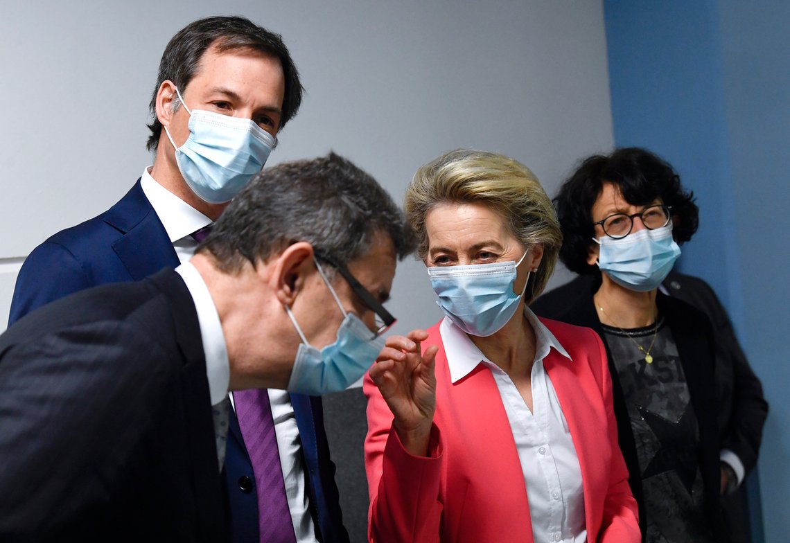 EU-kommisjonens president Ursula von der Leyen (andre f.h.) snakker med Pfizer-direktøren Albert Bourla (første f.v.). Belgias statsminister Alexander De Croo står mellom de to. Foto: John Thys / Pool Photo via AP / NTB EU-kommisjonens president Ursula von der Leyen (andre f.h.) snakker med Pfizer-direktøren Albert Bourla (første f.v.). Belgias statsminister Alexander De Croo står mellom de to. Foto: John Thys / Pool Photo via AP / NTB