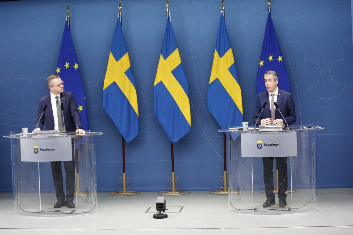 Finansminister Mikael Damberg og energi- og digitaliseringsminister Khashayar Farmanbar presenterte regjeringens kompensasjoner for de høye strømprisene. Nå møter S sterk kritikk i sosiale medier.
Foto: Johan Jeppsson TT / AP / NTB Finansminister Mikael Damberg og energi- og digitaliseringsminister Khashayar Farmanbar presenterte regjeringens kompensasjoner for de høye strømprisene. Nå møter S sterk kritikk i sosiale medier.
Foto: Johan Jeppsson TT / AP / NTB