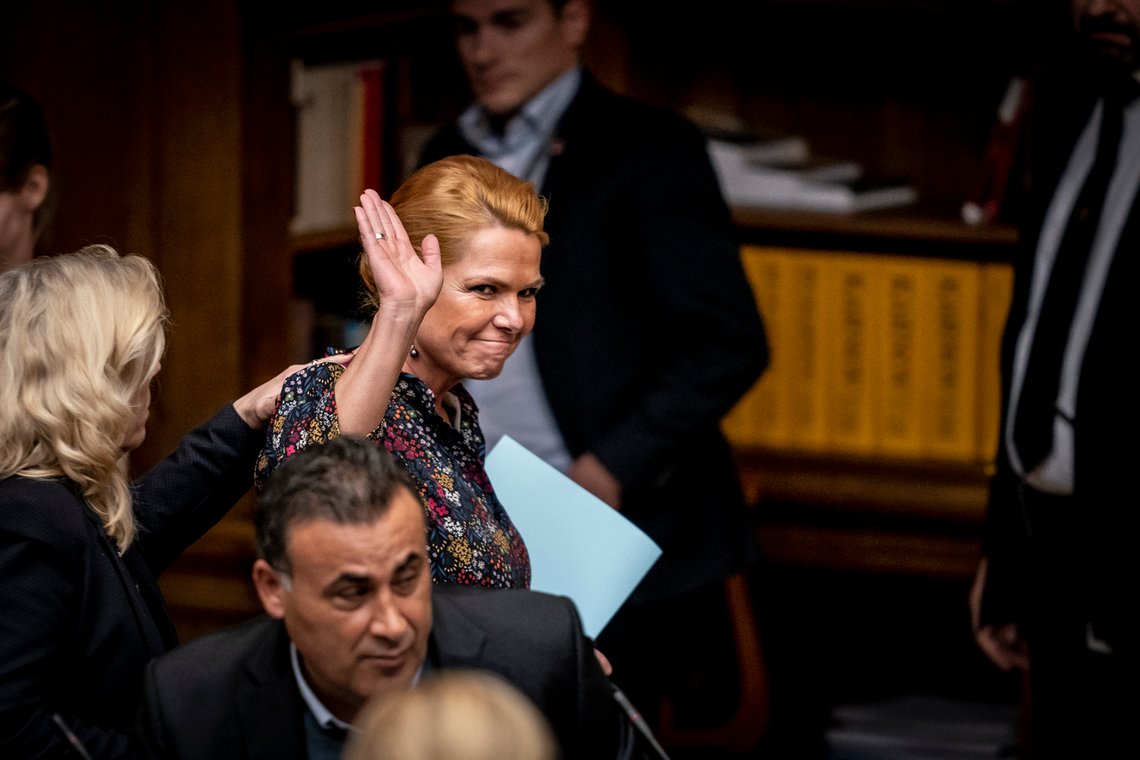 Inger Støjberg forlater Folketing-salen 21. desember 2021 etter at det ble vedtatt at hun ikke lenger var verdig til å sitte i Folketinget. Nå vil hun tilbake. Foto: Mads Claus Rasmussen/ Ritzau Scanpix / NTB Inger Støjberg forlater Folketing-salen 21. desember 2021 etter at det ble vedtatt at hun ikke lenger var verdig til å sitte i Folketinget. Nå vil hun tilbake. Foto: Mads Claus Rasmussen/ Ritzau Scanpix / NTB