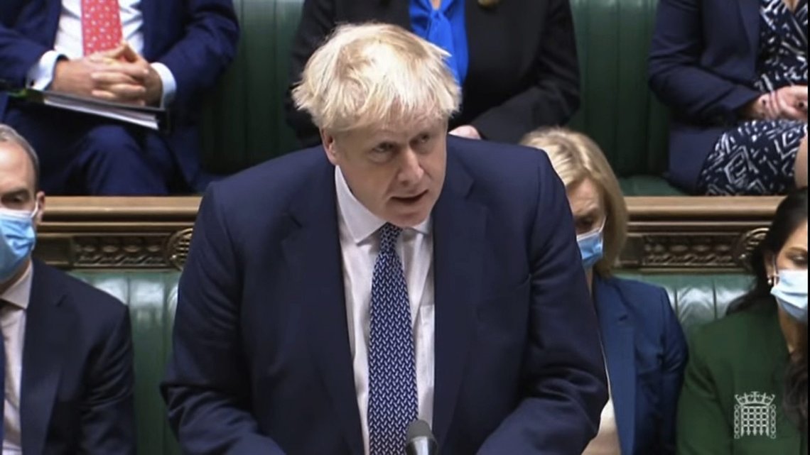 Storbritannias statsminister Boris Johnson innrømmer at han deltok på en hagefest i Downing Street mens landet var nedstengt av koronarestriksjoner. Foto: AP-NTB. Storbritannias statsminister Boris Johnson innrømmer at han deltok på en hagefest i Downing Street mens landet var nedstengt av koronarestriksjoner. Foto: AP-NTB.