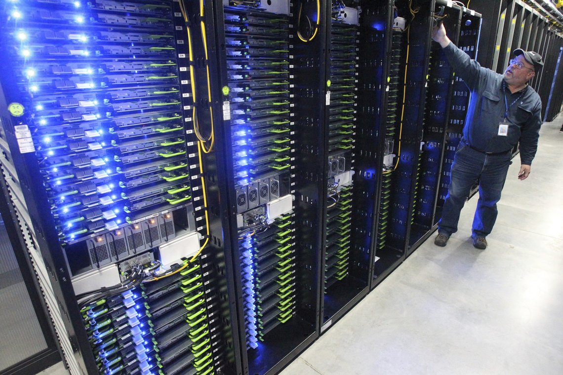 Enorme haller i fjell rommer servere, som her fra Oregon. FILE - In this Oct. 15, 2013 file photo, Chuck Goolsbee, site director for Facebook's Prineville data centers, shows the computer servers that store users' photos and other data at the Facebook site in Prineville Ore. Details from more than 500 million Facebook users have been found available on a website for hackers. The information appears to be several years old, but it is another example of the vast amount of information collected by Facebook and other social media sites, and the limits to how secure that information is. (Andy Tullis/The Bulletin via AP, File) Enorme haller i fjell rommer servere, som her fra Oregon. FILE - In this Oct. 15, 2013 file photo, Chuck Goolsbee, site director for Facebook's Prineville data centers, shows the computer servers that store users' photos and other data at the Facebook site in Prineville Ore. Details from more than 500 million Facebook users have been found available on a website for hackers. The information appears to be several years old, but it is another example of the vast amount of information collected by Facebook and other social media sites, and the limits to how secure that information is. (Andy Tullis/The Bulletin via AP, File)