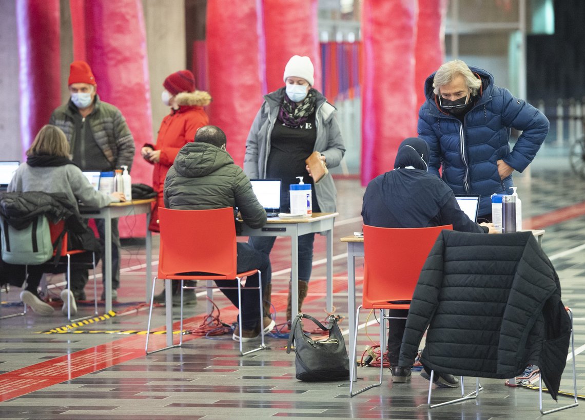 Flesteparten av innbyggerne i Quebec er vaksinert, men andelen som ikke er det, må forberede seg på å betale ekstra skatt, varsler myndighetene. Bildet viser folk som registrerer seg for vaksinering i Montreal i Quebec lillejulaften. Foto: Graham Hughes / The Canadian Press via AP / NTB Flesteparten av innbyggerne i Quebec er vaksinert, men andelen som ikke er det, må forberede seg på å betale ekstra skatt, varsler myndighetene. Bildet viser folk som registrerer seg for vaksinering i Montreal i Quebec lillejulaften. Foto: Graham Hughes / The Canadian Press via AP / NTB