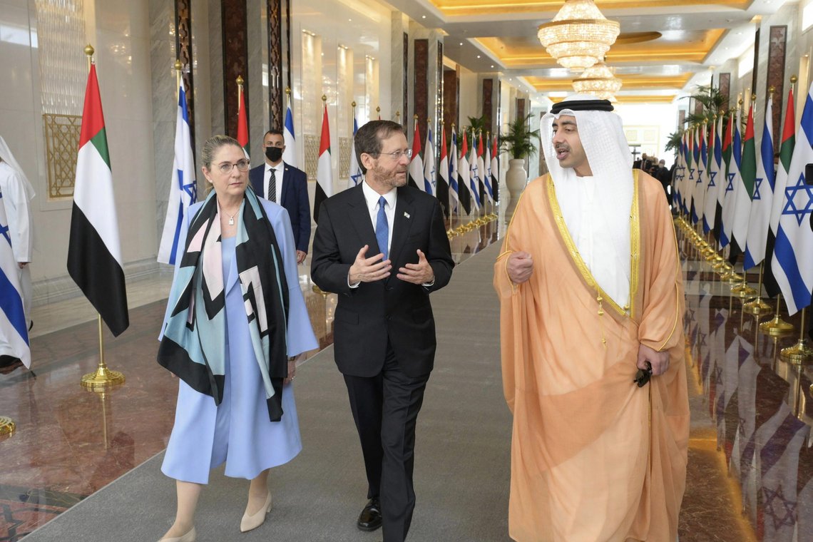 Israels president Isaac Herzog og kona Michal Herzog ble tatt imot av Emiratenes utenriksminister Sheikh Mohammed bin Zayed Al-Nahyan. Foto: Amos Ben Gershom / GPO via AP / NTB Israels president Isaac Herzog og kona Michal Herzog ble tatt imot av Emiratenes utenriksminister Sheikh Mohammed bin Zayed Al-Nahyan. Foto: Amos Ben Gershom / GPO via AP / NTB