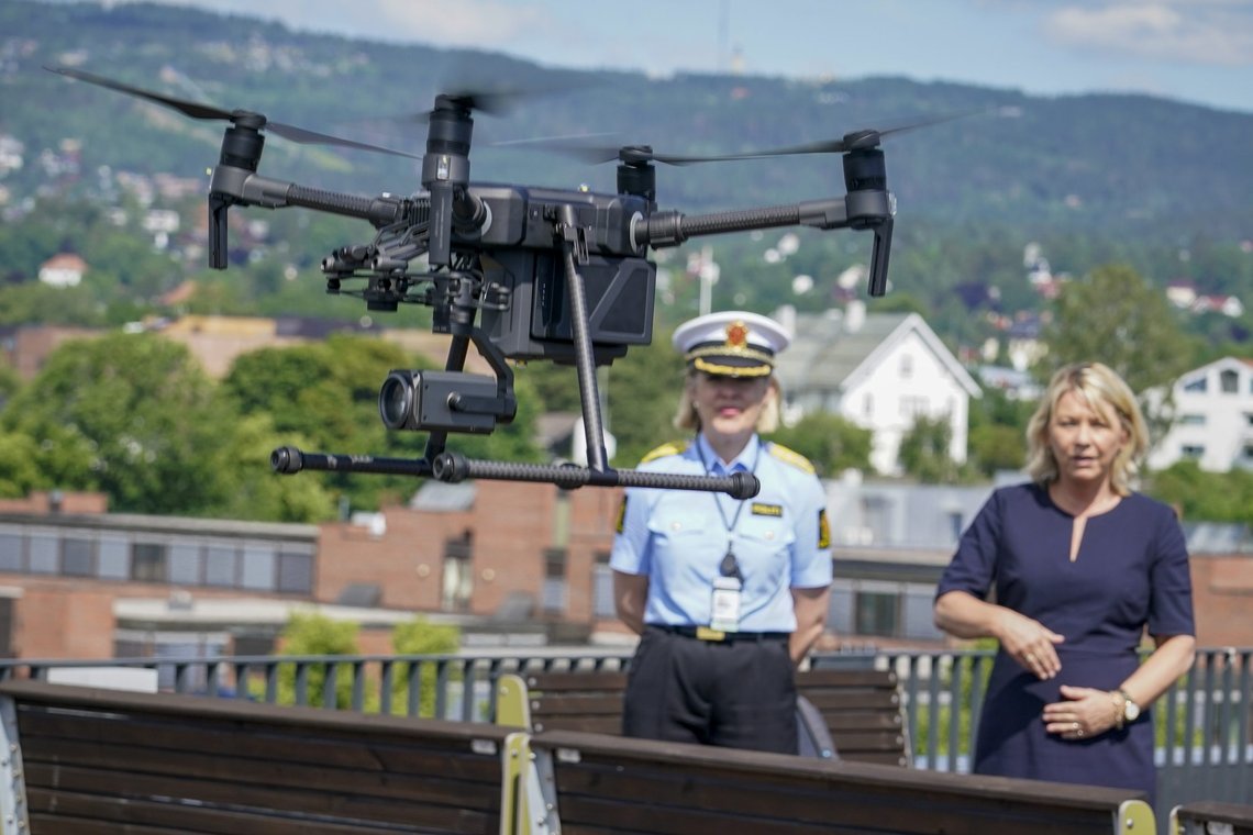 Daværende justisminister Monica Mæland for Høyre da hun sammen med politidirektør Benedicte Bjørnland sommeren 2020 så på en demonstrasjon av politiets nye droner i Oslo. Dronen som brukes er en kinesisk DJI Martrise 210. Foto: Heiko Junge / NTB Daværende justisminister Monica Mæland for Høyre da hun sammen med politidirektør Benedicte Bjørnland sommeren 2020 så på en demonstrasjon av politiets nye droner i Oslo. Dronen som brukes er en kinesisk DJI Martrise 210. Foto: Heiko Junge / NTB