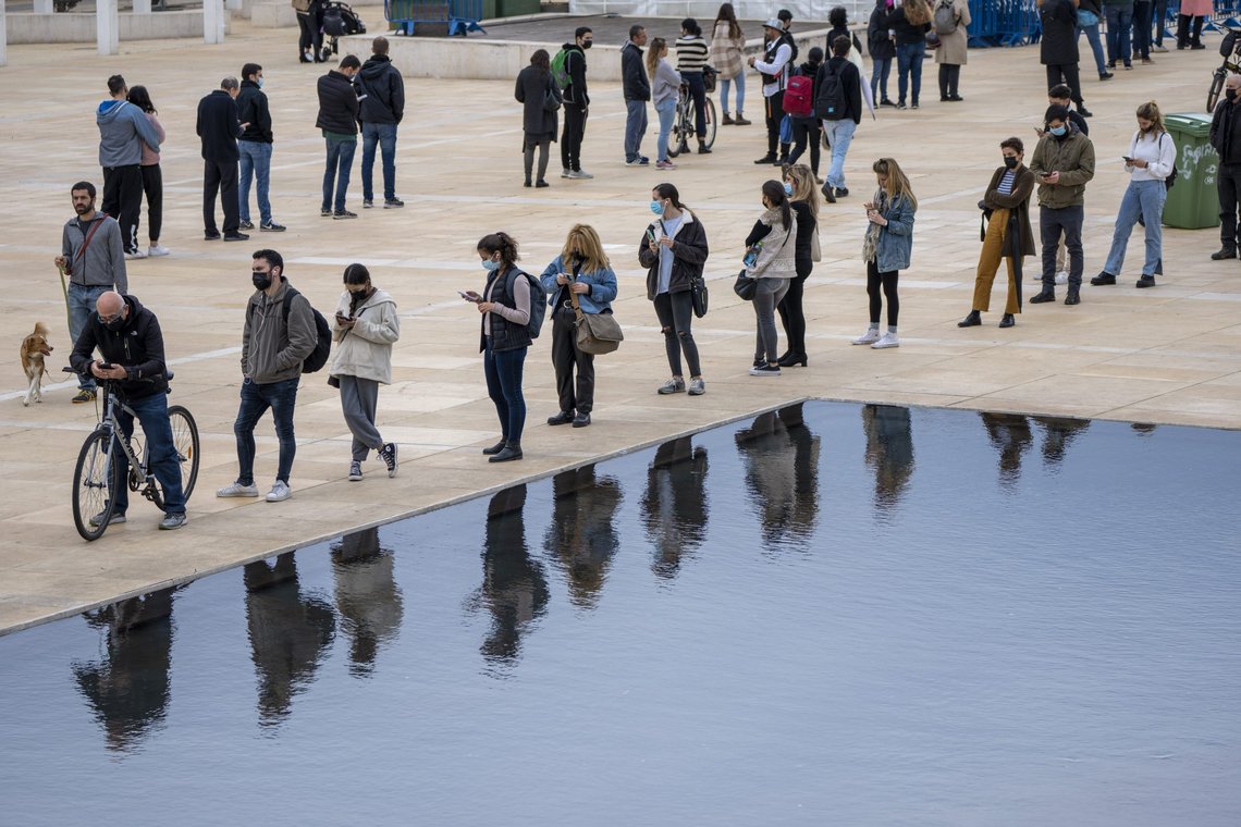 Folk står i kø utenfor et testsenter i Tel Aviv denne uken. Smittetallene setter nye rekorder i landet. Foto: Ariel Schalit, AP / NTB. Folk står i kø utenfor et testsenter i Tel Aviv denne uken. Smittetallene setter nye rekorder i landet. Foto: Ariel Schalit, AP / NTB.