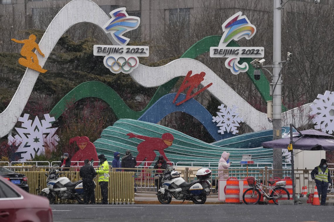 Gatebildet i Beijing begynner så smått å bære preg av de forestående vinterlekene, men frykten for oppblussing av omikron gjør at Kina begrenser fakkelstafetten foran vinter-OL til bare tre dager. Foto: Ng Han Guan / AP / NTB Gatebildet i Beijing begynner så smått å bære preg av de forestående vinterlekene, men frykten for oppblussing av omikron gjør at Kina begrenser fakkelstafetten foran vinter-OL til bare tre dager. Foto: Ng Han Guan / AP / NTB