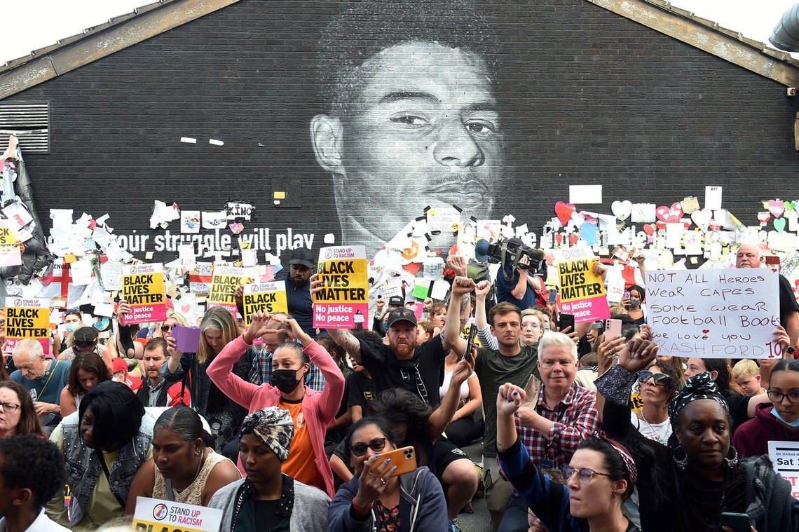 Marcus Rashford hylles av Black Lives Matter foran et veggmaleri av hovedpersonen selv. Foto: REUTERS/ Peter Powell TPX/ NTB Marcus Rashford hylles av Black Lives Matter foran et veggmaleri av hovedpersonen selv. Foto: REUTERS/ Peter Powell TPX/ NTB