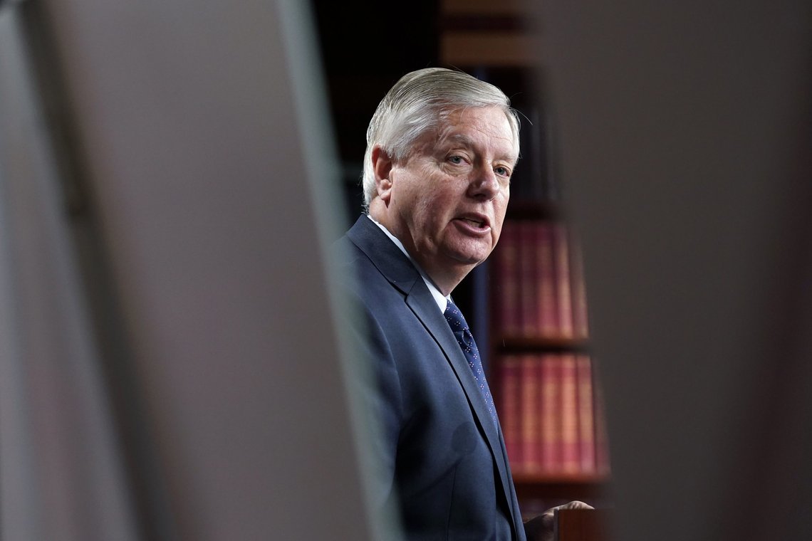 Senator Lindsey Graham symboliserer Republikanerne som taler med to tunger. Billedtekst: Sen. Lindsey Graham, R-S.C., talks about the the Build Back Better bill during a news conference on Capitol Hill in Washington, Friday, Dec. 10, 2021. (AP Photo/Susan Walsh) Senator Lindsey Graham symboliserer Republikanerne som taler med to tunger. Billedtekst: Sen. Lindsey Graham, R-S.C., talks about the the Build Back Better bill during a news conference on Capitol Hill in Washington, Friday, Dec. 10, 2021. (AP Photo/Susan Walsh)