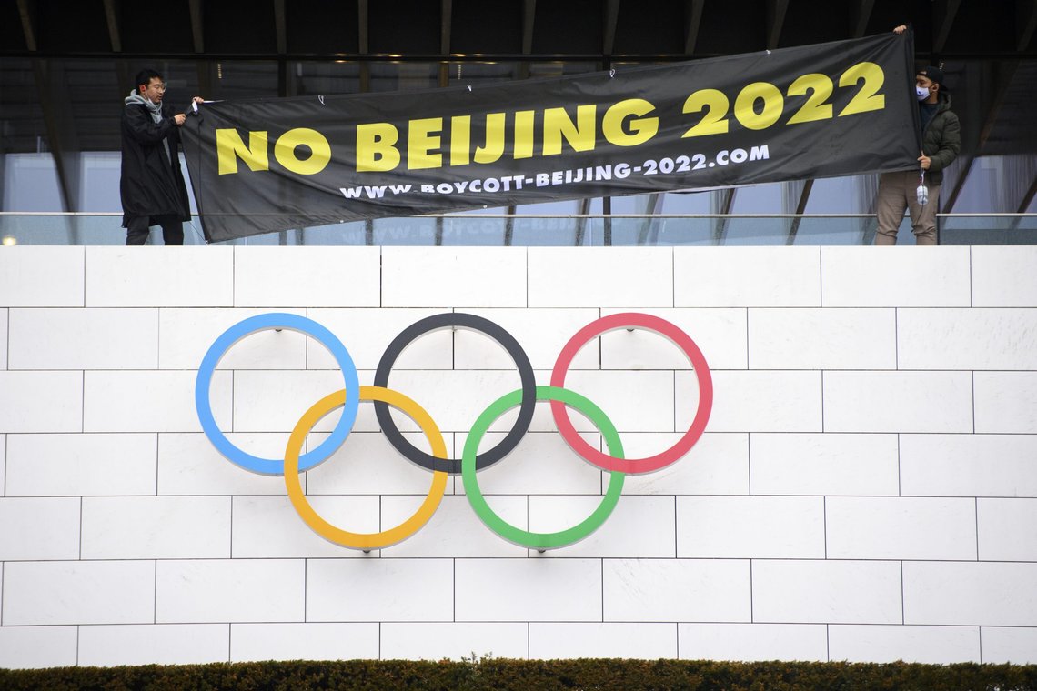 Aktivister fra den tibetanske ungdomsforeningen i Europa (TYAE) demonstrerer foran museet til Den internasjonale olympiske komité, IOC, i Lausanne, Sveits, tirsdag, 4. januar, 2022. Foto: Laurent Gillieron / Keystone via AP / NTB Aktivister fra den tibetanske ungdomsforeningen i Europa (TYAE) demonstrerer foran museet til Den internasjonale olympiske komité, IOC, i Lausanne, Sveits, tirsdag, 4. januar, 2022. Foto: Laurent Gillieron / Keystone via AP / NTB