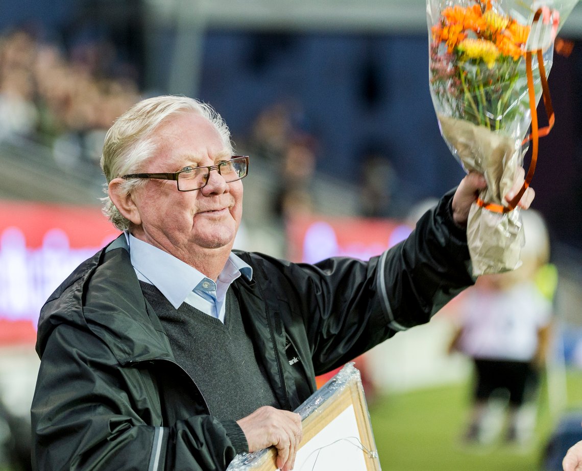 Nils Arne fylte 75år og ble hedret like før kampstart i eliteseriekampen mellom RBK og Start på Lerkendal stadion i 2016. Natt til onsdag døde trenerlegenden. Foto: Ned Alley / NTB Nils Arne fylte 75år og ble hedret like før kampstart i eliteseriekampen mellom RBK og Start på Lerkendal stadion i 2016. Natt til onsdag døde trenerlegenden. Foto: Ned Alley / NTB