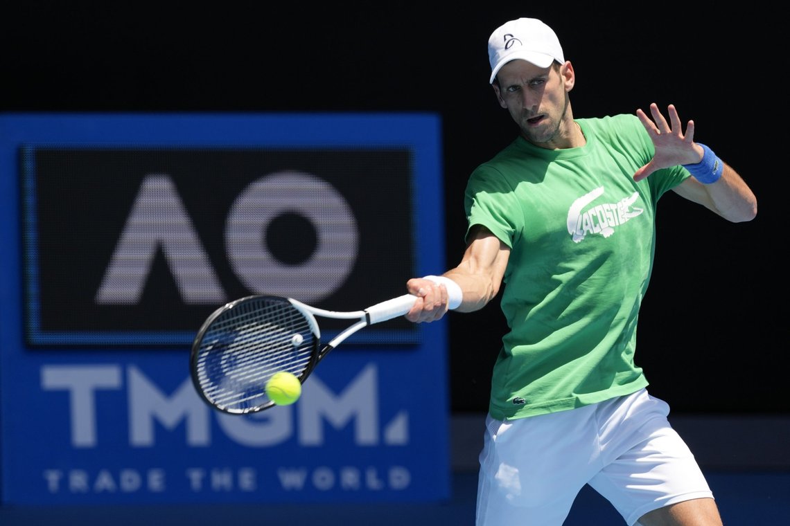 Novak Djokovic på trening i Australian Opens tennisanlegg i Melbourne torsdag. Dagen etter besluttet australske myndigheter å inndra serberens visum. Foto: Mark Baker / AP / NTB Novak Djokovic på trening i Australian Opens tennisanlegg i Melbourne torsdag. Dagen etter besluttet australske myndigheter å inndra serberens visum. Foto: Mark Baker / AP / NTB