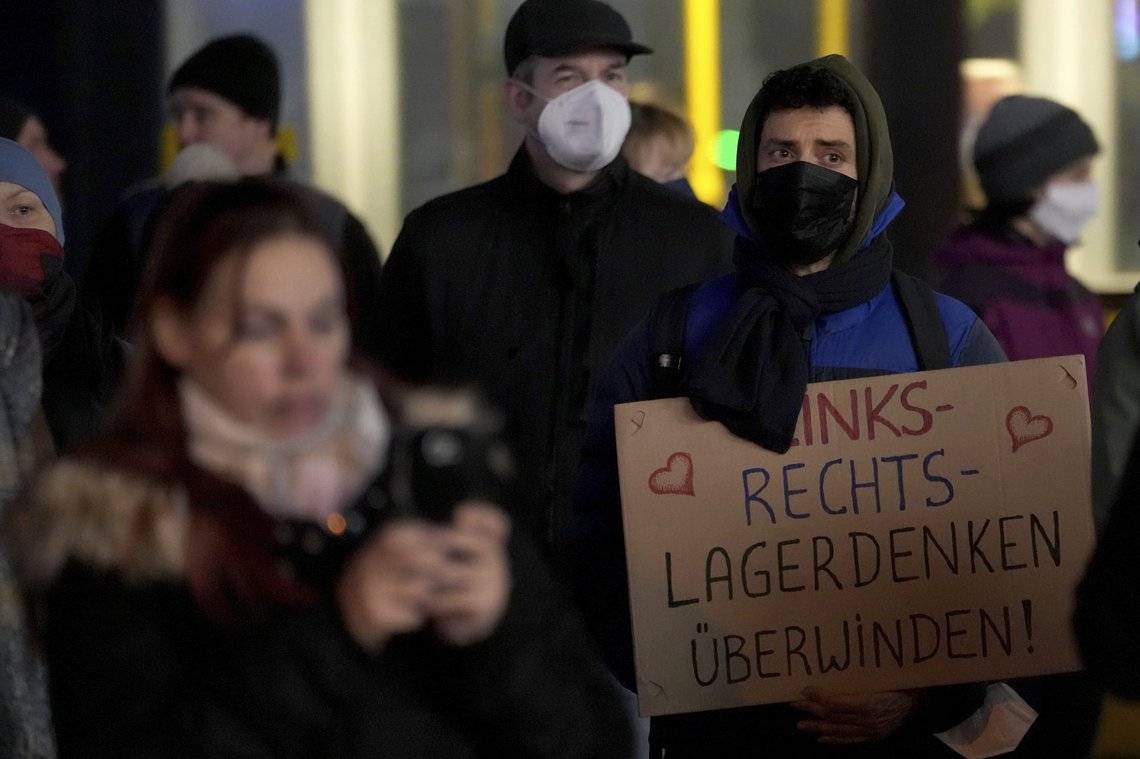 «Overvinn venstre-høyre-gruppetenkning» står det på plakaten til en demonstrant på Alexanderplatz i Berlin mandag. Foto: Michael Sohn / AP/ NTB «Overvinn venstre-høyre-gruppetenkning» står det på plakaten til en demonstrant på Alexanderplatz i Berlin mandag. Foto: Michael Sohn / AP/ NTB