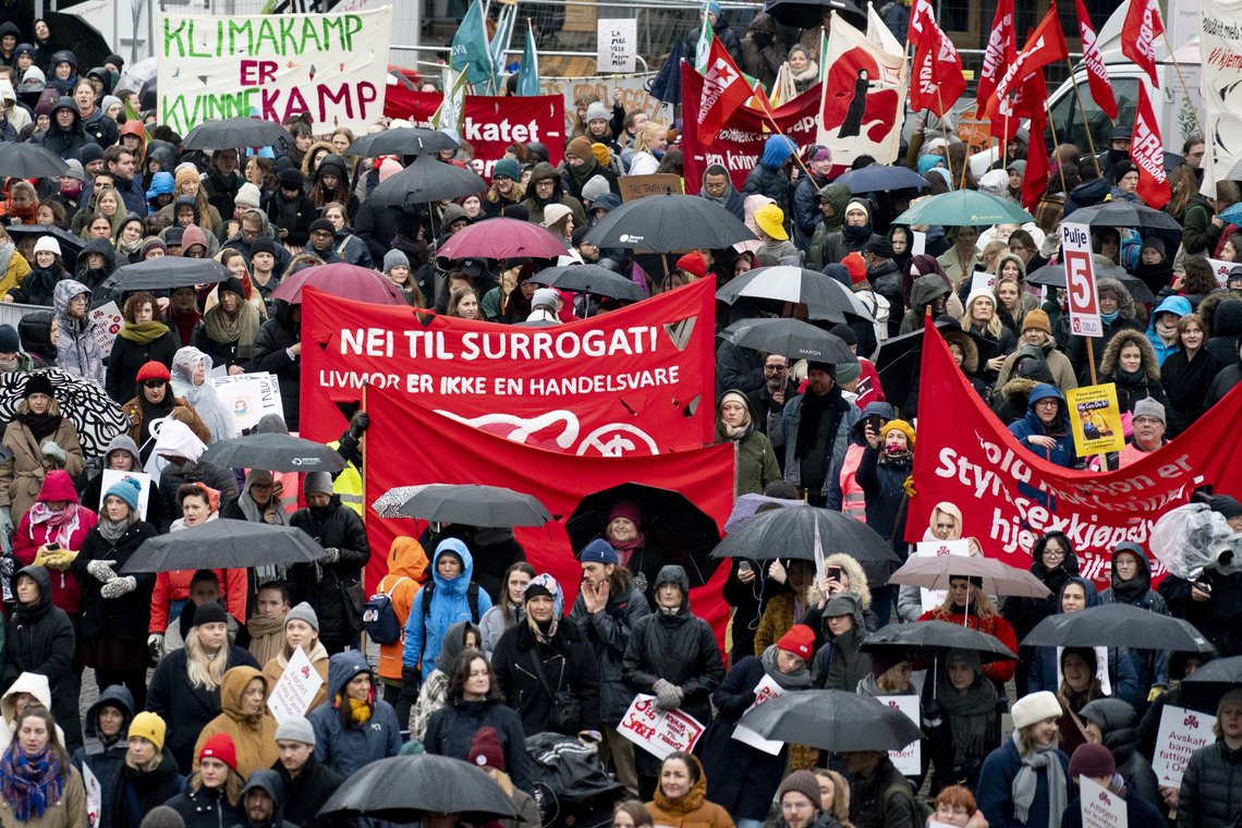 Kun personer som definerer seg som kvinner, skal få være med på å bestemme hvilke paroler som er aktuelle på 8. marsdemonstrasjonen i Oslo i år. Her fra 8. marsmarkeringen på Youngstorget i Oslo i 2020. Foto: Fredrik Hagen / NTB Kun personer som definerer seg som kvinner, skal få være med på å bestemme hvilke paroler som er aktuelle på 8. marsdemonstrasjonen i Oslo i år. Her fra 8. marsmarkeringen på Youngstorget i Oslo i 2020. Foto: Fredrik Hagen / NTB