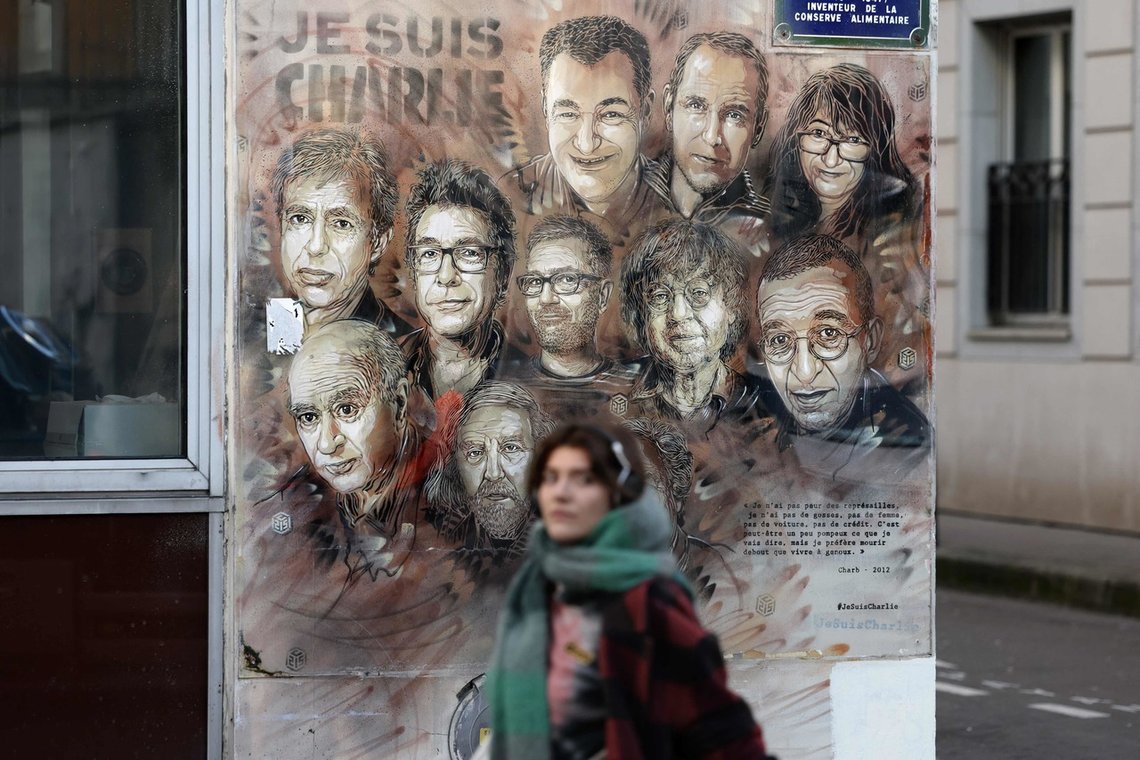 Em kvinne passerer et veggmaleri til minne om de avdøde under angrepet på Charlie Hebdo-redagsjonen i 2015. Kunstneren heter Christian Guemy, kjent som C215 i Paris. Foto: Thomas COEX / AFP / NTB Em kvinne passerer et veggmaleri til minne om de avdøde under angrepet på Charlie Hebdo-redagsjonen i 2015. Kunstneren heter Christian Guemy, kjent som C215 i Paris. Foto: Thomas COEX / AFP / NTB