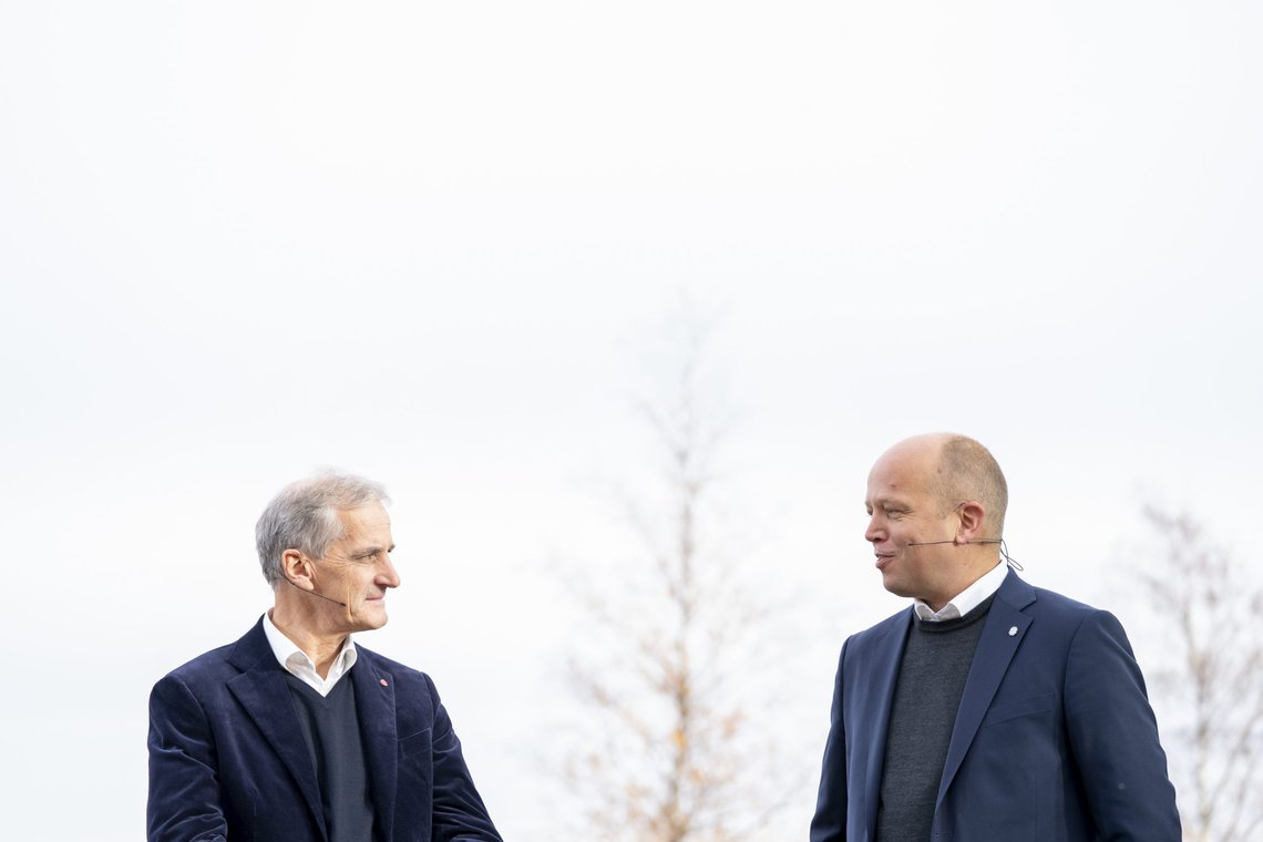 Under regjeringsforhandlingene i Hurdal ble Ap-leder Jonas Gahr Støre og Sp-leder Trygve Slagsvold Vedum enige om at Norge skal delta som observatør når statene som har undertegnet FNs traktat om forbud mot atomvåpen, holder møter. Norge ble dermed første Nato-land til å varsle slik deltakelse som observatør. I etterkant har også Tyskland varslet det samme. Foto: Torstein Bøe / NTB Under regjeringsforhandlingene i Hurdal ble Ap-leder Jonas Gahr Støre og Sp-leder Trygve Slagsvold Vedum enige om at Norge skal delta som observatør når statene som har undertegnet FNs traktat om forbud mot atomvåpen, holder møter. Norge ble dermed første Nato-land til å varsle slik deltakelse som observatør. I etterkant har også Tyskland varslet det samme. Foto: Torstein Bøe / NTB