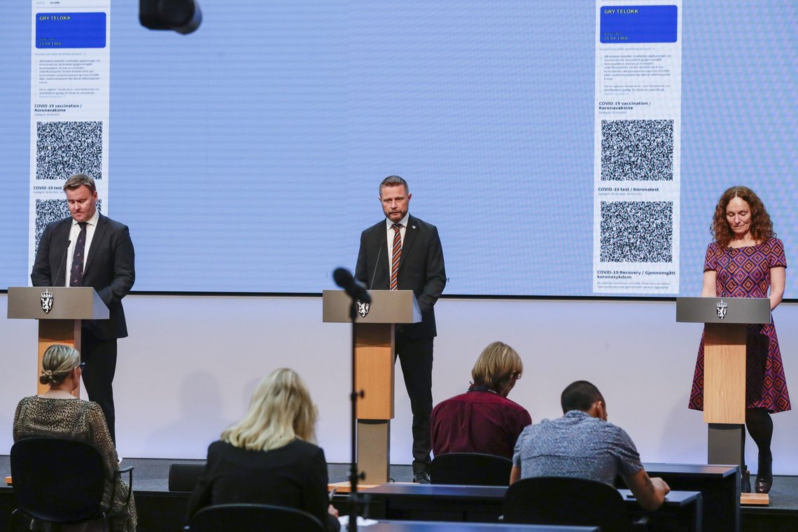 Assisterende helsedirektør Espen Rostrup Nakstad, daværende helse -og omsorgsminister Bent Høie og direktør i Folkehelseinstituttet Camilla Stoltenberg på en pressekonferanse om koronasituasjonen i 2021. Foto: Berit Roald / NTB Assisterende helsedirektør Espen Rostrup Nakstad, daværende helse -og omsorgsminister Bent Høie og direktør i Folkehelseinstituttet Camilla Stoltenberg på en pressekonferanse om koronasituasjonen i 2021. Foto: Berit Roald / NTB