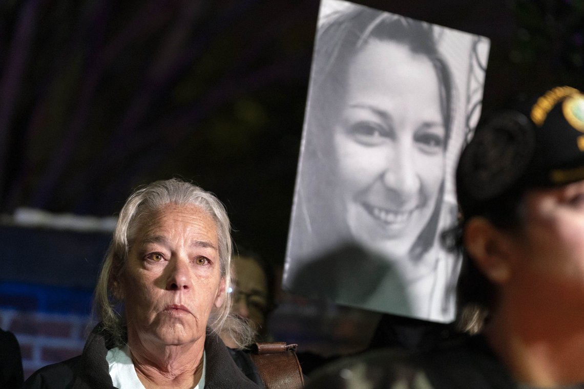 AP hater MAGA-folket, selv når de blir skutt. Billedtekst: Ashli Babbitt's mother Micki Witthoeft along with others during a candlelight vigil in support of the so-called "political prisoners" of the Jan. 6 insurrection at the Washington's Central Detention Facility where several are being held, Thursday, Jan. 6, 2022, in Washington. ( AP Photo/Jose Luis Magana) AP hater MAGA-folket, selv når de blir skutt. Billedtekst: Ashli Babbitt's mother Micki Witthoeft along with others during a candlelight vigil in support of the so-called "political prisoners" of the Jan. 6 insurrection at the Washington's Central Detention Facility where several are being held, Thursday, Jan. 6, 2022, in Washington. ( AP Photo/Jose Luis Magana)