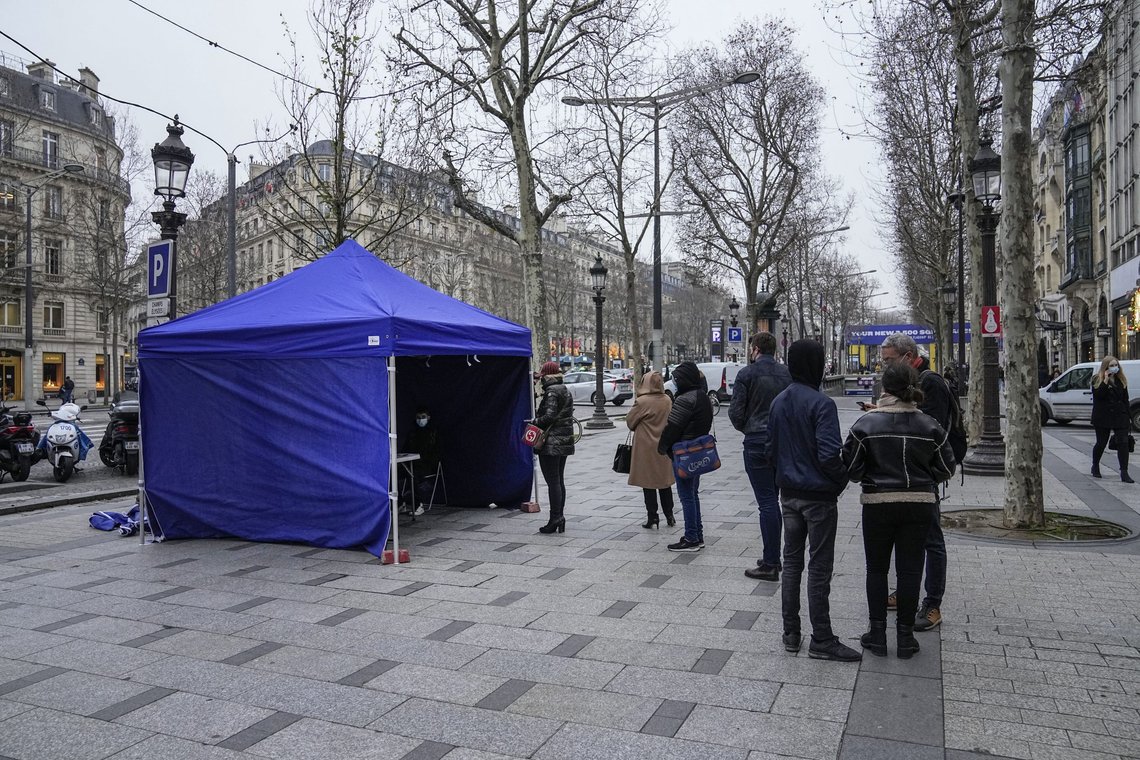 Frankrike har registrert 3.300 smittetilfeller per 100.000 innbygger de siste sju dagene. Foto: Michel Euler / AP / NTB Frankrike har registrert 3.300 smittetilfeller per 100.000 innbygger de siste sju dagene. Foto: Michel Euler / AP / NTB