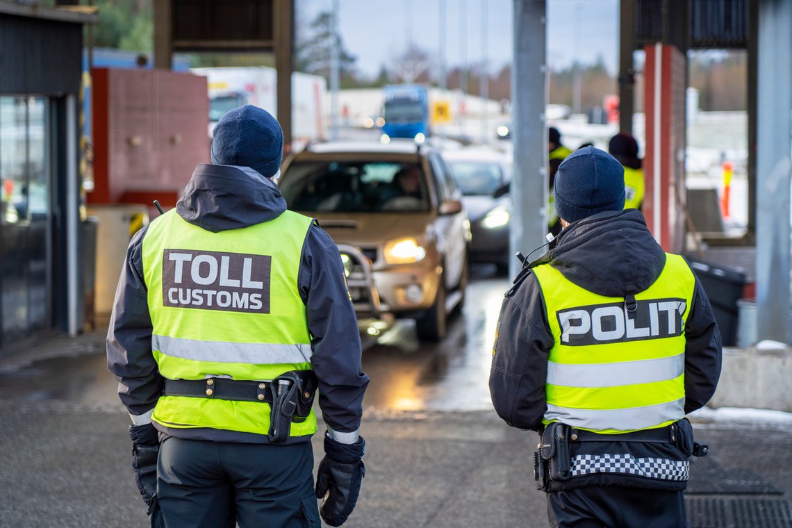 Politi og toll overvåker trafikken inn fra Sverige. Foto: Ole Berg-Rusten / NTB Politi og toll overvåker trafikken inn fra Sverige. Foto: Ole Berg-Rusten / NTB