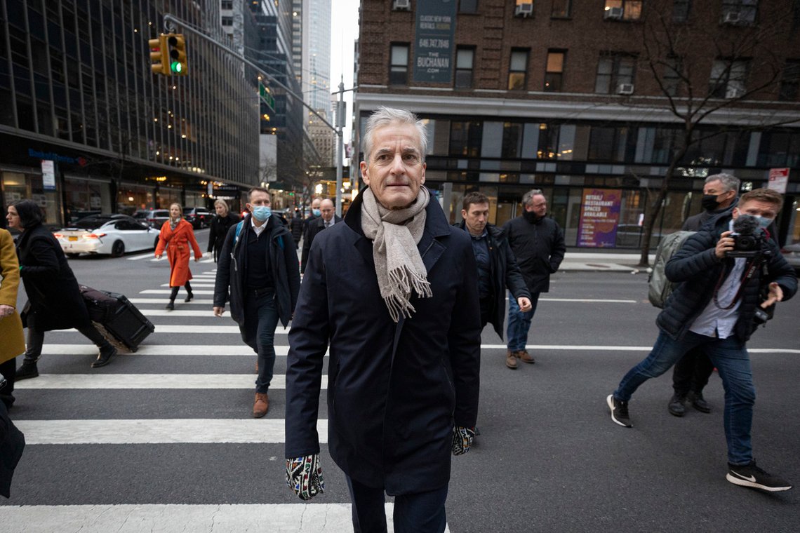 Statsminister Jonas Gahr Støre koser seg på Manhattan, og markerer sin folkelighet ved å iføre seg Selbu-votter. Ikke så mange lar seg imponere. Foto: Pontus Höök / NTB Statsminister Jonas Gahr Støre koser seg på Manhattan, og markerer sin folkelighet ved å iføre seg Selbu-votter. Ikke så mange lar seg imponere. Foto: Pontus Höök / NTB