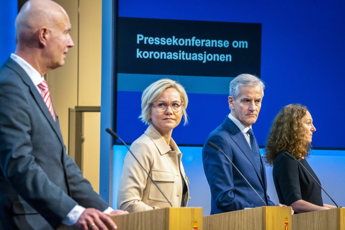 Helsedirektør Bjørn Guldvog (til venstre) og folkehelsedirektør Camilla Stoltenberg (til høyre) får ikke lenger være med på regjeringskonferansen. Foto: Heiko Junge / NTB Helsedirektør Bjørn Guldvog (til venstre) og folkehelsedirektør Camilla Stoltenberg (til høyre) får ikke lenger være med på regjeringskonferansen. Foto: Heiko Junge / NTB