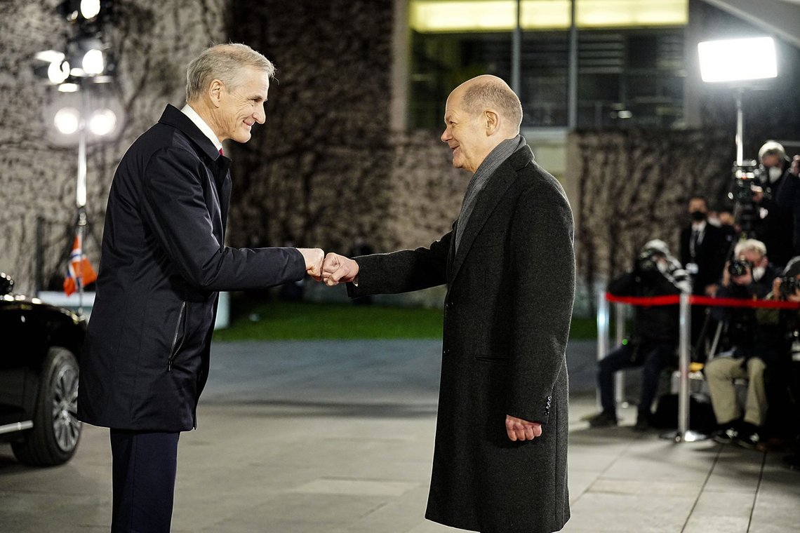 Jonas Gahr Støre og Olaf Scholz, som begge er sosialdemokrater, gratulerte hverandre med regjeringsovertakelse etter at de begge vant valg i fjor høst. Scholz framhevet det nære samarbeidet mellom Norge og Tyskland, både økonomisk og som Nato-allierte. Foto: Michael Kappeler / DPA via AP / NTB Jonas Gahr Støre og Olaf Scholz, som begge er sosialdemokrater, gratulerte hverandre med regjeringsovertakelse etter at de begge vant valg i fjor høst. Scholz framhevet det nære samarbeidet mellom Norge og Tyskland, både økonomisk og som Nato-allierte. Foto: Michael Kappeler / DPA via AP / NTB