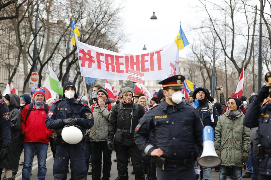 40.000 mennesker demonstrerte i Wien lørdag i protest mot myndighetenes koronatiltak. Foto: Lisa Leutner / AP / NTB 40.000 mennesker demonstrerte i Wien lørdag i protest mot myndighetenes koronatiltak. Foto: Lisa Leutner / AP / NTB