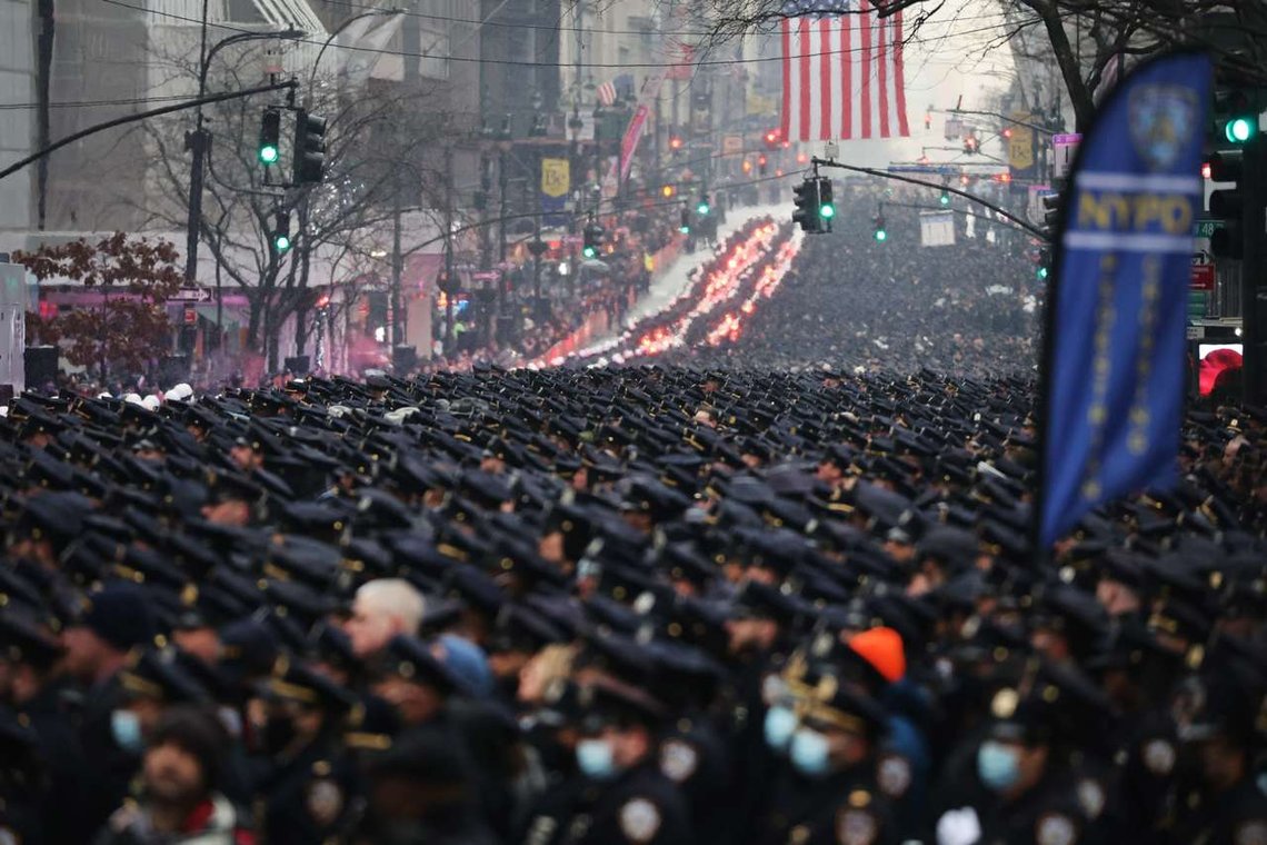 Massivt oppmøte utenfor St. Patrick’s Cathedral i New York, hvor politibetjent Jason Rivera (22) ble begravet lørdag. Foto: Spencer Platt/ Getty Images/ AFP/ NTB Massivt oppmøte utenfor St. Patrick’s Cathedral i New York, hvor politibetjent Jason Rivera (22) ble begravet lørdag. Foto: Spencer Platt/ Getty Images/ AFP/ NTB