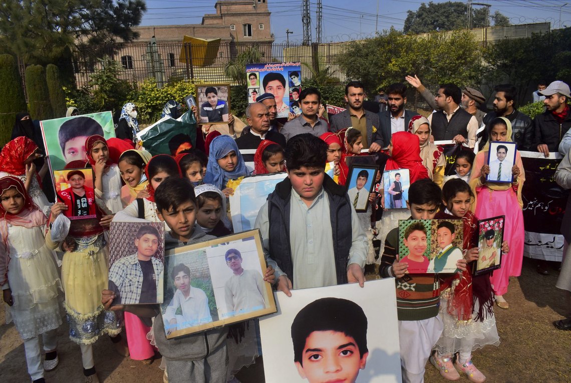 Pakistanske familier med bilder av dem de mistet da TPP angrep en skole i Peshawar i 2014. Bildet ble tatt under en minneseremoni 14. desember i fjor. Foto: Muhammad Sajjad / AP / NTB Pakistanske familier med bilder av dem de mistet da TPP angrep en skole i Peshawar i 2014. Bildet ble tatt under en minneseremoni 14. desember i fjor. Foto: Muhammad Sajjad / AP / NTB