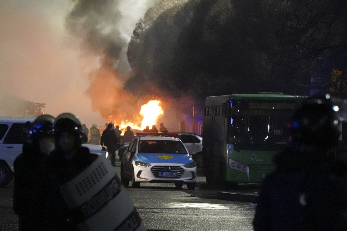 Bilder fra kamper i den kasakhstanske hovedstaden Almaty onsdag. Foto: Vladimir Tretyakov / AP / NTB Bilder fra kamper i den kasakhstanske hovedstaden Almaty onsdag. Foto: Vladimir Tretyakov / AP / NTB