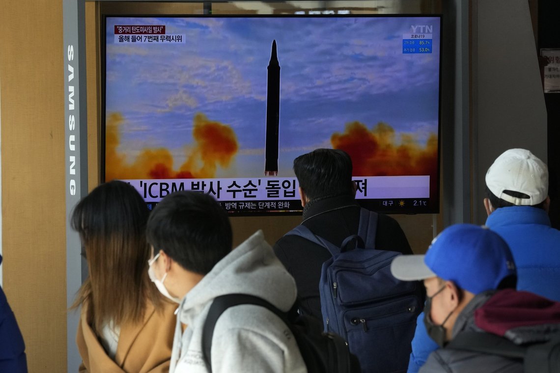 Folk på en togstasjon i Seoul søndag ser på et nyhetsinnslag der det vises et arkivfoto fra en tidligere rakettoppskyting i nabolandet. Foto: Ahn Young-joon / AP / NTB Folk på en togstasjon i Seoul søndag ser på et nyhetsinnslag der det vises et arkivfoto fra en tidligere rakettoppskyting i nabolandet. Foto: Ahn Young-joon / AP / NTB