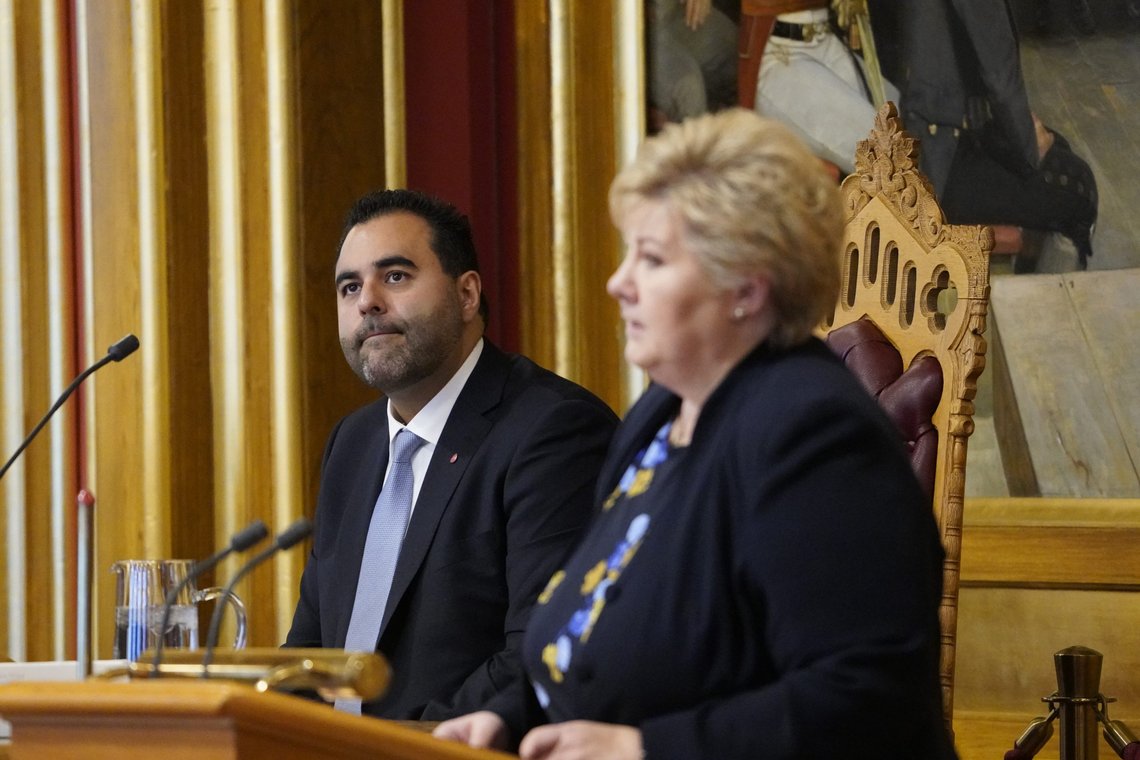 Oslo 20211130.
Partileder i Høyre Erna Solberg på talerstolen i Stortinget etter statsminister Jonas Gahr Støre (Ap) sin redegjørelse for Stortinget om status og myndighetenes videre håndtering av covid-19. Til venstre: Stortingspresident Masud Gharahkhani (Ap).
Foto: Ole Berg-Rusten / NTB Oslo 20211130.
Partileder i Høyre Erna Solberg på talerstolen i Stortinget etter statsminister Jonas Gahr Støre (Ap) sin redegjørelse for Stortinget om status og myndighetenes videre håndtering av covid-19. Til venstre: Stortingspresident Masud Gharahkhani (Ap).
Foto: Ole Berg-Rusten / NTB