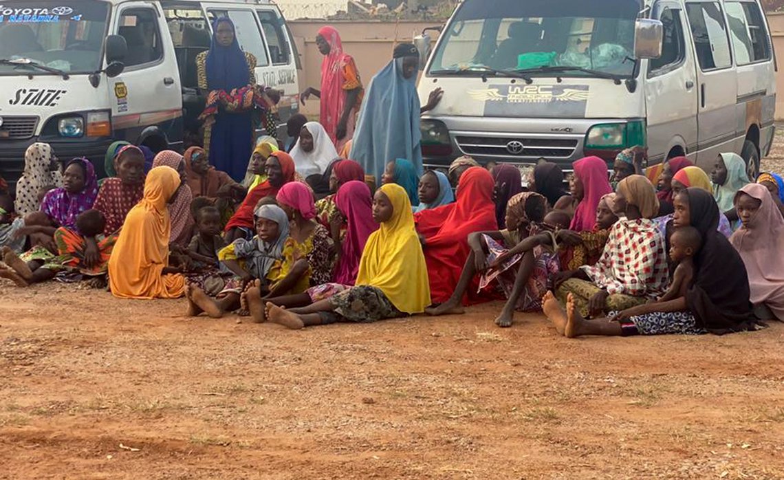 Deler av Nigeria, det mest folkerike landet i Afrika, plages av hyppige angrep fra jihadister og banditter. Her blir barn og voksne frigitt fra kidnappere i delstaten Zamfara i oktober 2021. Foto: Nigerias politi via AP-NTB. Deler av Nigeria, det mest folkerike landet i Afrika, plages av hyppige angrep fra jihadister og banditter. Her blir barn og voksne frigitt fra kidnappere i delstaten Zamfara i oktober 2021. Foto: Nigerias politi via AP-NTB.