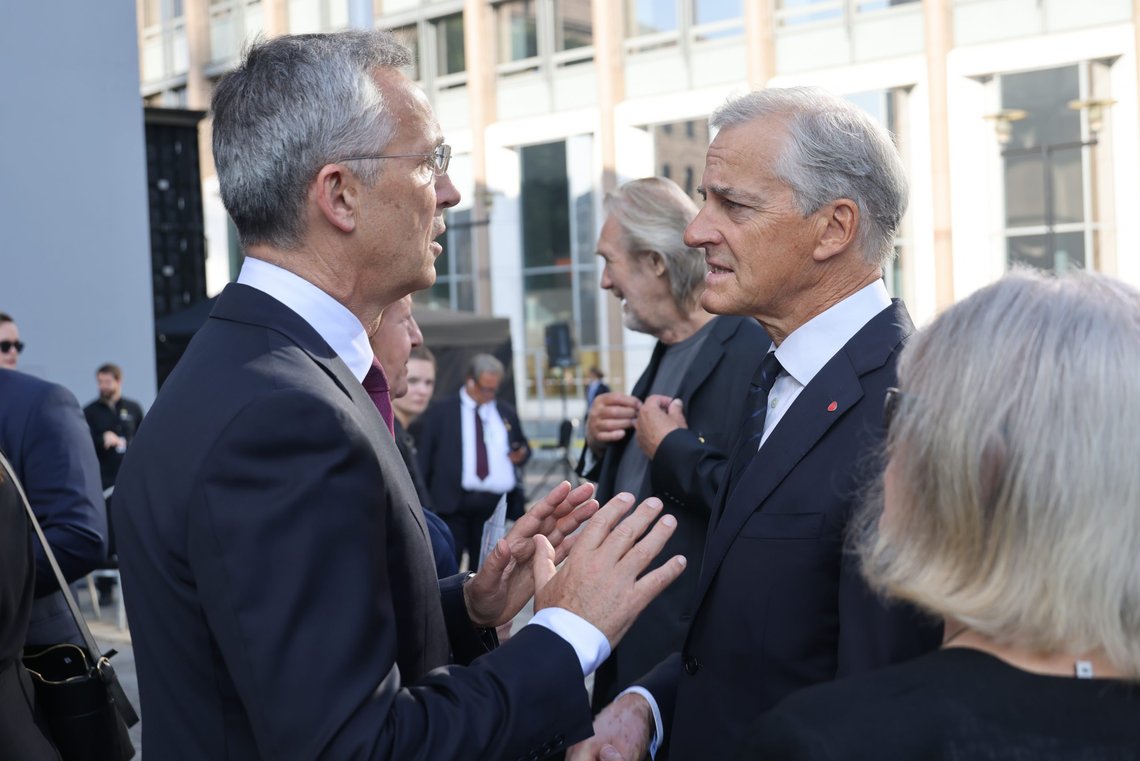 Nato leder Jens Stoltenberg og Ap-leder Jonas Gahr Støre før minnemarkeringen ti år etter terrorangrepet 22. juli 2011. Foto: Geir Olsen / NTB / POOL Nato leder Jens Stoltenberg og Ap-leder Jonas Gahr Støre før minnemarkeringen ti år etter terrorangrepet 22. juli 2011. Foto: Geir Olsen / NTB / POOL