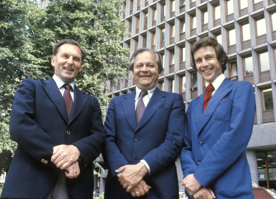 Oslo 19790724. Tre glade politikere styrer Norge i sommerferien når de fleste av regjeringens medlemmer er på ferie.
F.v. Arne Nilsen, Knut Frydenlund og Hallvard Bakke alle (Ap).
Utenriksminister Knut Frydenlund 1927-1987 (A). Stortingsrepresentant for Oslo 1969-87, formann i forsvarskomiteen 1981-85, utenriksminister 1973-81 og fra 1986 til sin død.
Foto: Henrik Laurvik / NTB Oslo 19790724. Tre glade politikere styrer Norge i sommerferien når de fleste av regjeringens medlemmer er på ferie.
F.v. Arne Nilsen, Knut Frydenlund og Hallvard Bakke alle (Ap).
Utenriksminister Knut Frydenlund 1927-1987 (A). Stortingsrepresentant for Oslo 1969-87, formann i forsvarskomiteen 1981-85, utenriksminister 1973-81 og fra 1986 til sin død.
Foto: Henrik Laurvik / NTB