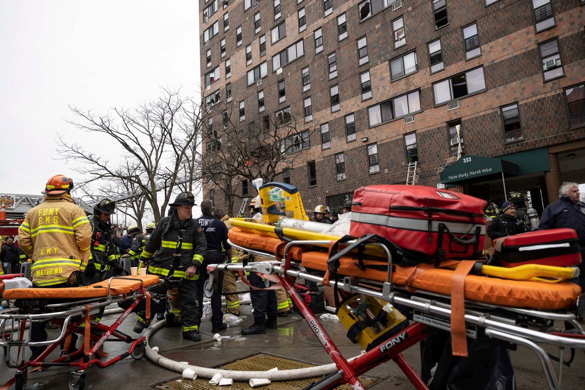 Nødetatene utenfor bygården i New York der minst 19 mennesker mistet livet i en brann søndag. Foto: AP / NTB Nødetatene utenfor bygården i New York der minst 19 mennesker mistet livet i en brann søndag. Foto: AP / NTB