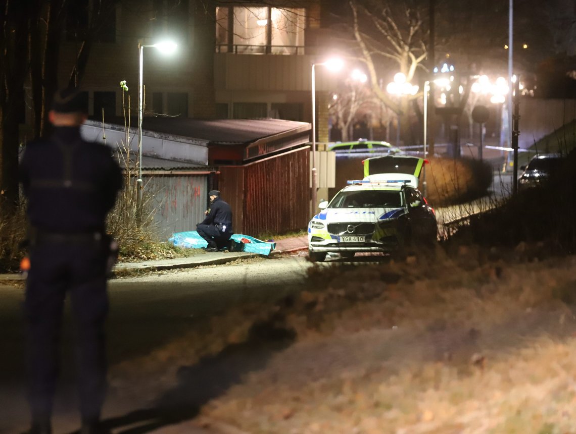 Svensk politi på stedet der en mann ble skutt og drept i november. Ifølge politi samarbeider kriminelle gjenger stadig mer. Foto: Pontus Altin/TT / NTB Svensk politi på stedet der en mann ble skutt og drept i november. Ifølge politi samarbeider kriminelle gjenger stadig mer. Foto: Pontus Altin/TT / NTB