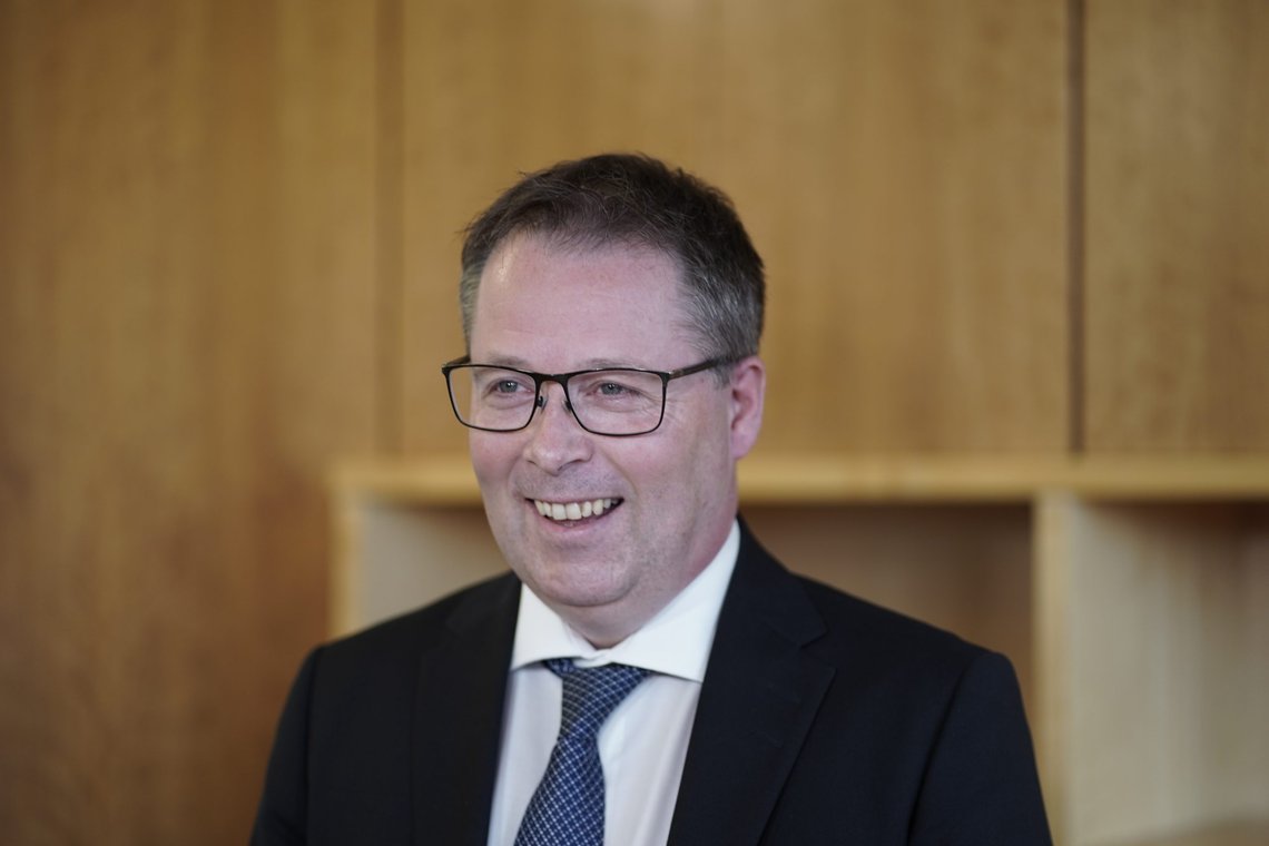 Regjeringen og kommunalminister Bjørn Arild Gram (Sp) vil endre loven som regulerer overgangen mellom politikken og næringslivet. Foto: Heiko Junge / NTB Regjeringen og kommunalminister Bjørn Arild Gram (Sp) vil endre loven som regulerer overgangen mellom politikken og næringslivet. Foto: Heiko Junge / NTB