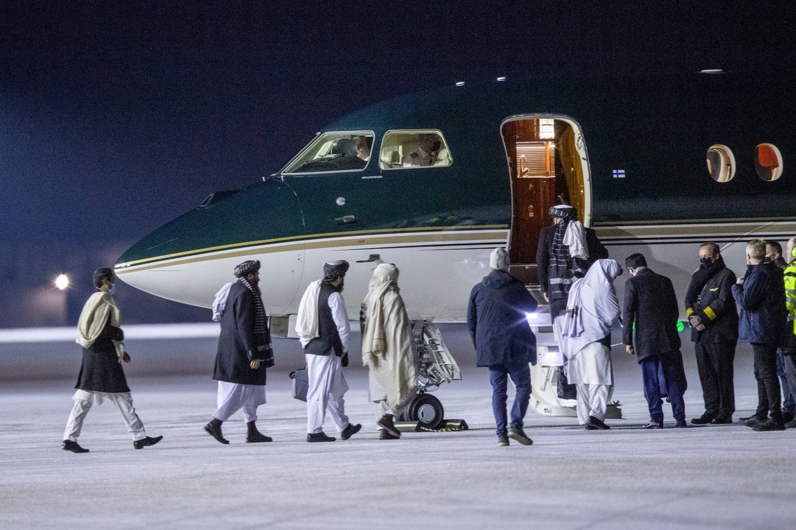 Taliban-representantene på vei inn i et fly til Kabul etter møtene i Oslo. Foto: Javad Parsa / NTB Taliban-representantene på vei inn i et fly til Kabul etter møtene i Oslo. Foto: Javad Parsa / NTB