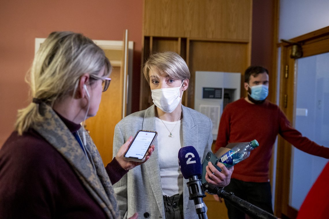 SVs Kari Elisabeth Kaski og forhandlingspartnerne i Ap og Sp ble fredag kveld enige om koronakrisepakken. Her fra forhandlingene tidligere i uka. Foto: Javad Parsa / NTB SVs Kari Elisabeth Kaski og forhandlingspartnerne i Ap og Sp ble fredag kveld enige om koronakrisepakken. Her fra forhandlingene tidligere i uka. Foto: Javad Parsa / NTB