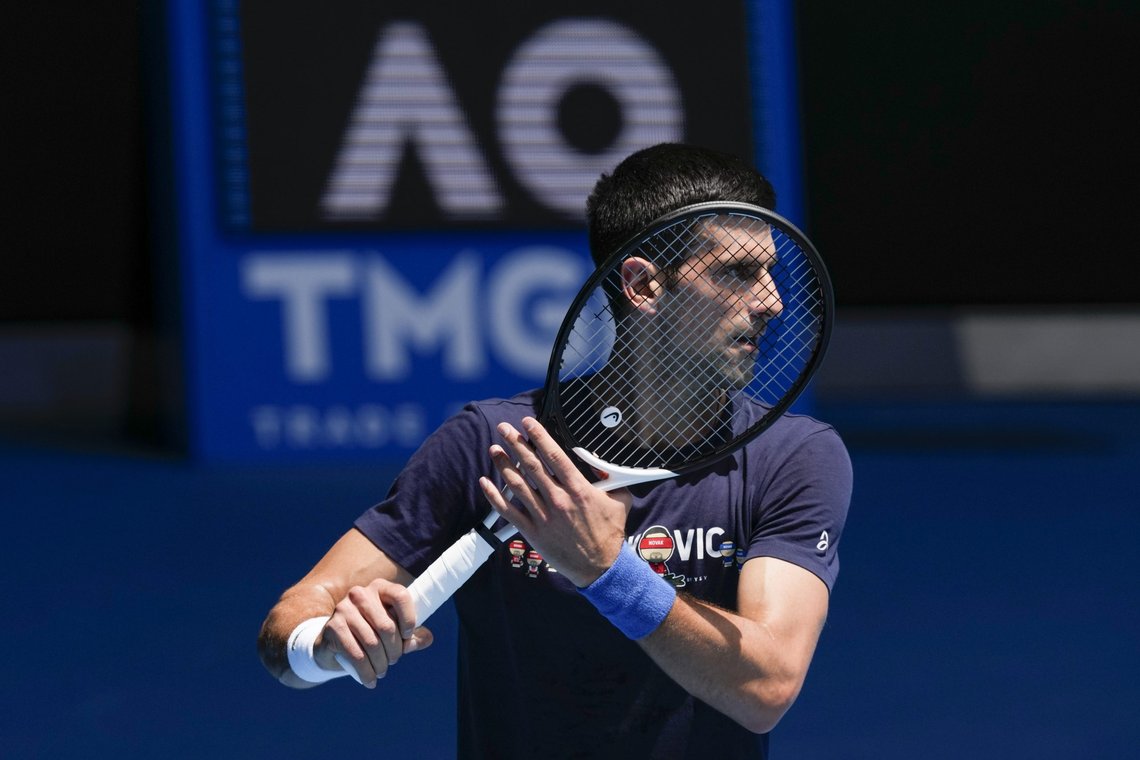 Novak Djokovic får ikke sjansen til å spille Australian Open som starter mandag. Årsaken er at serberen fikk sitt visum til Australia kansellert. Foto: Mark Baker / AP / NTB Novak Djokovic får ikke sjansen til å spille Australian Open som starter mandag. Årsaken er at serberen fikk sitt visum til Australia kansellert. Foto: Mark Baker / AP / NTB